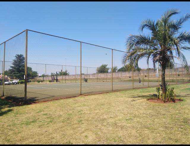 2 BEDROOM TOWNHOUSE FOR SALE IN WELTEVREDEN PARK